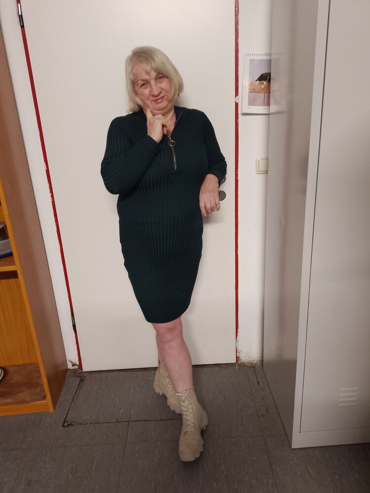  52551376  Nadia, 66 ,    