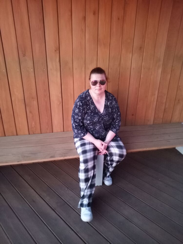  52168346  Elena, 52 ,    