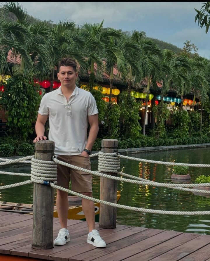  Keluang,   James David, 39 ,     , c 