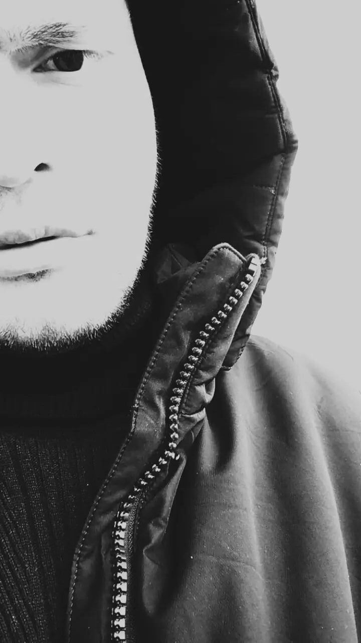  37260966  Alexander, 33 ,    