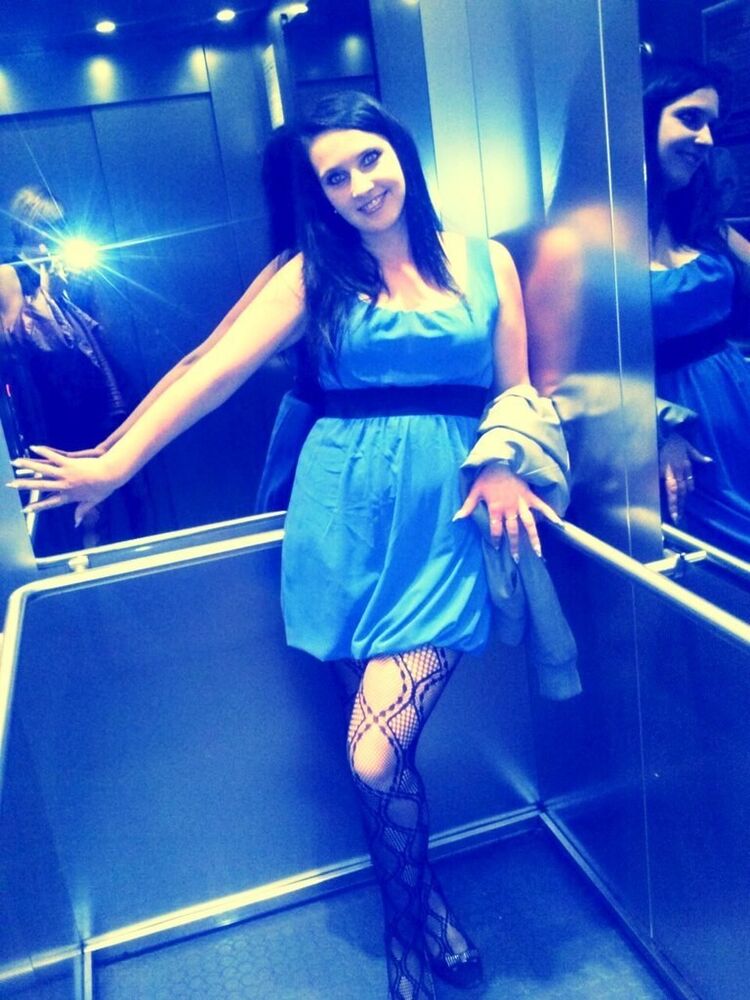  ,   Elena, 32 ,  
