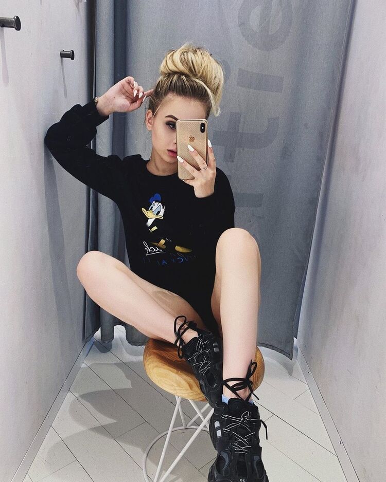  ,   Valeria, 26 ,  