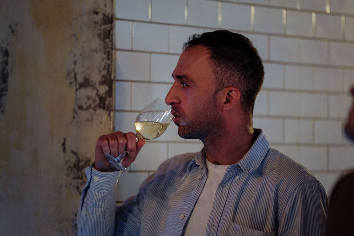  52085606  Anton, 37 ,    