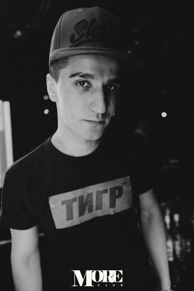  26569216  Sher, 32 ,    