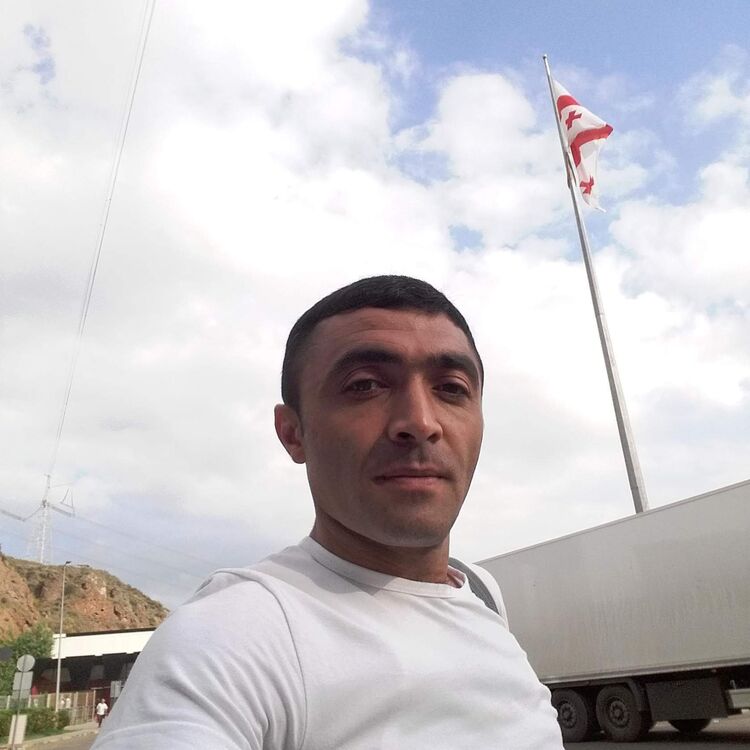  52886266  Bextiyar, 41 ,    