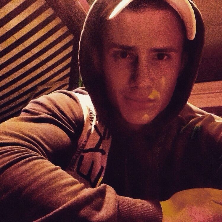  8589936  Anton, 37 ,    