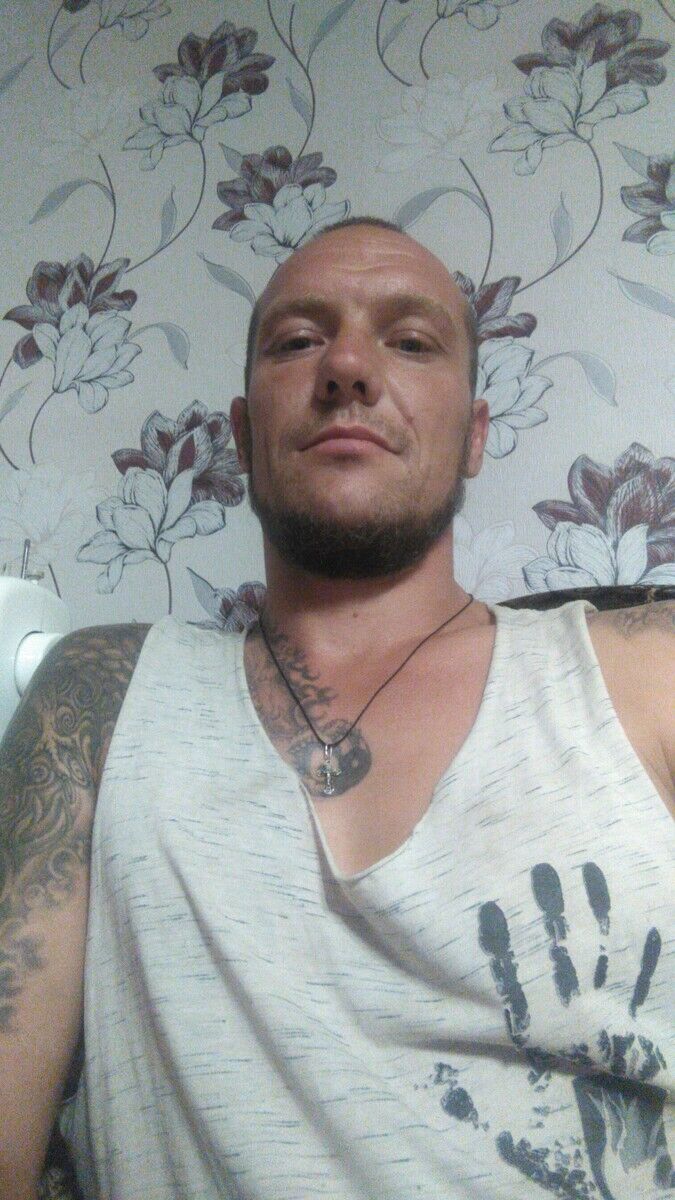  21009636  Evgenii, 37 ,    