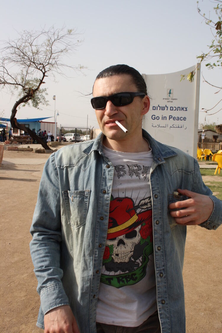  4256606  Yuriy, 48 ,     