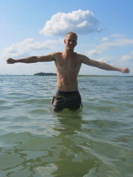  4148746  Serhiy, 34 ,    