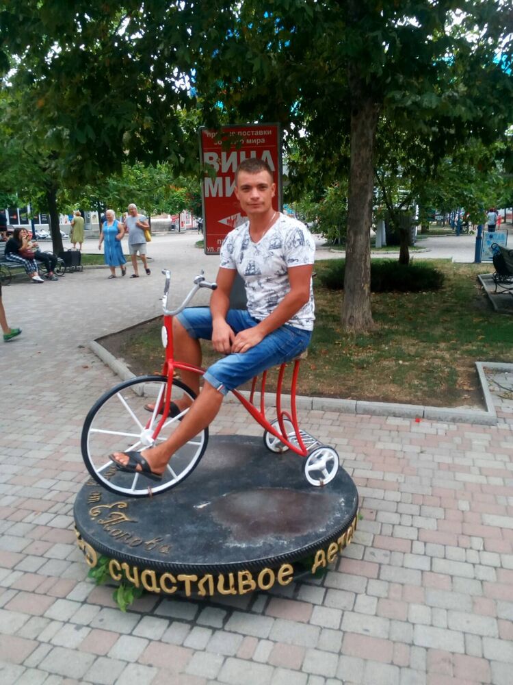  ,   Viktor, 37 ,   c 