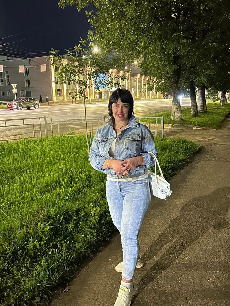  53162646  Emma, 47 ,    