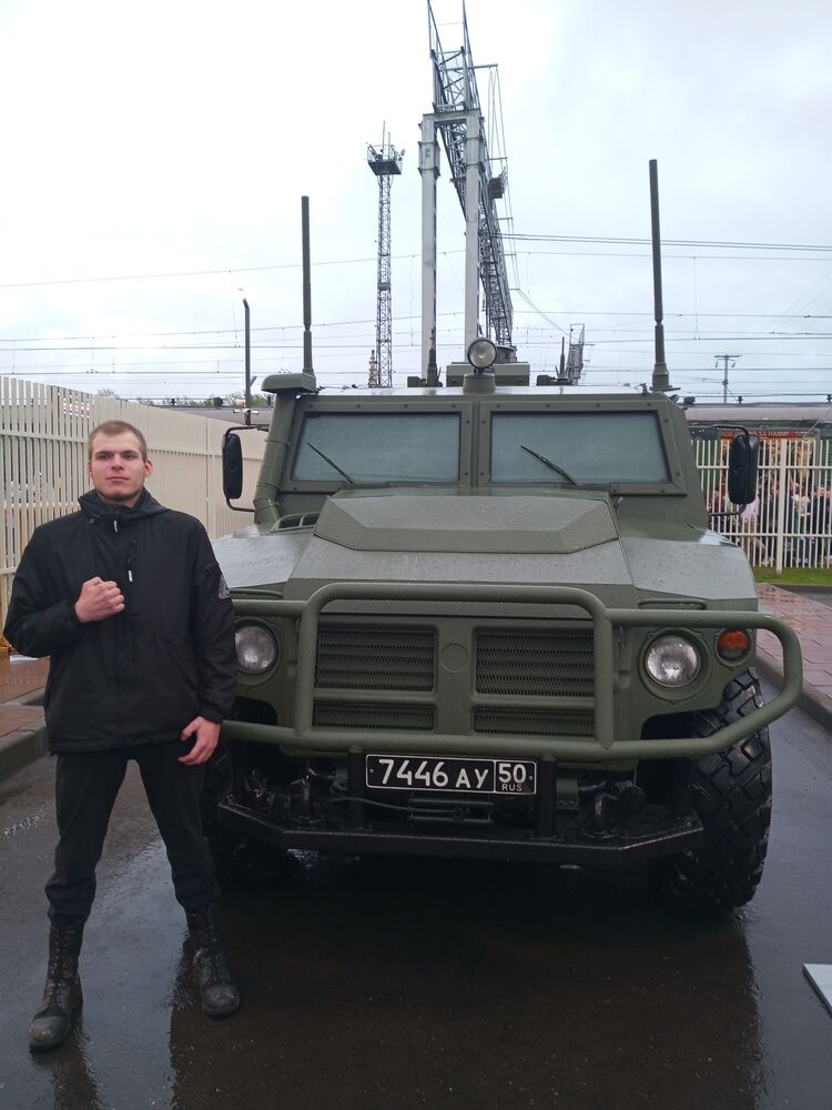  44027726  Vlad, 19 ,    