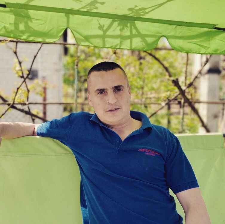 23037376  Viktor, 31 ,    