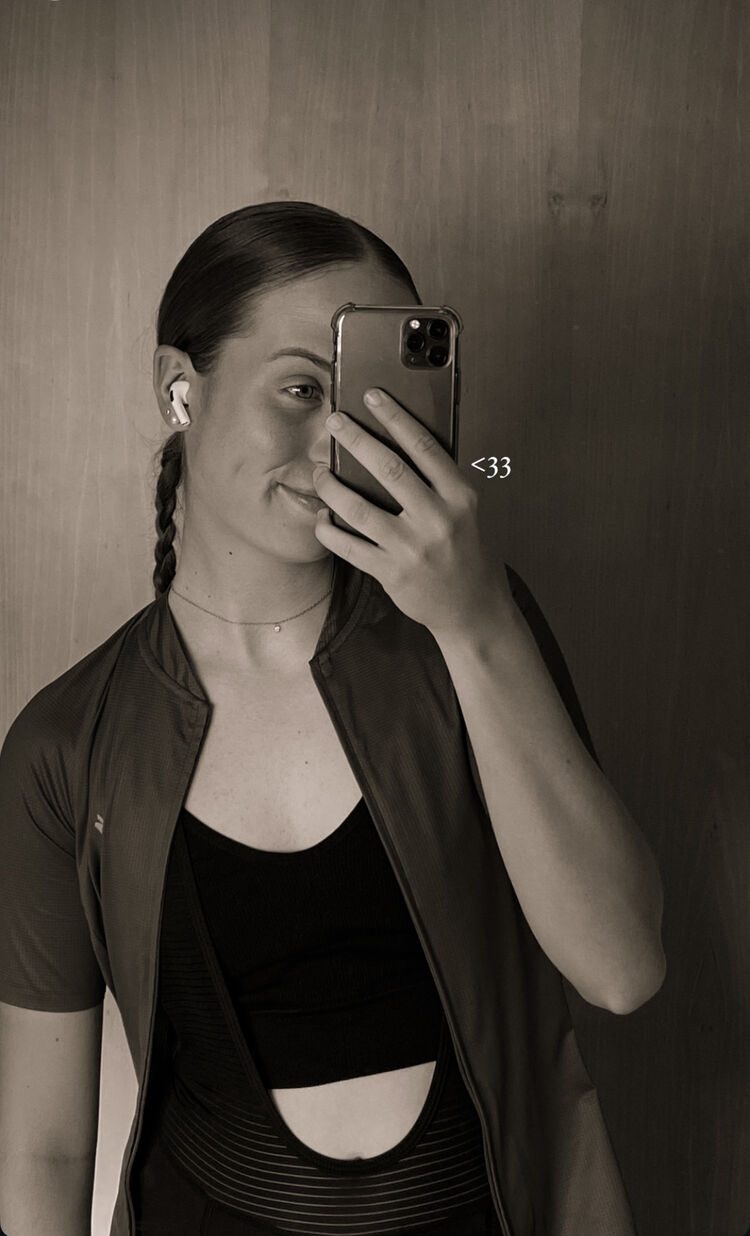  51671046  Olya, 22 ,    