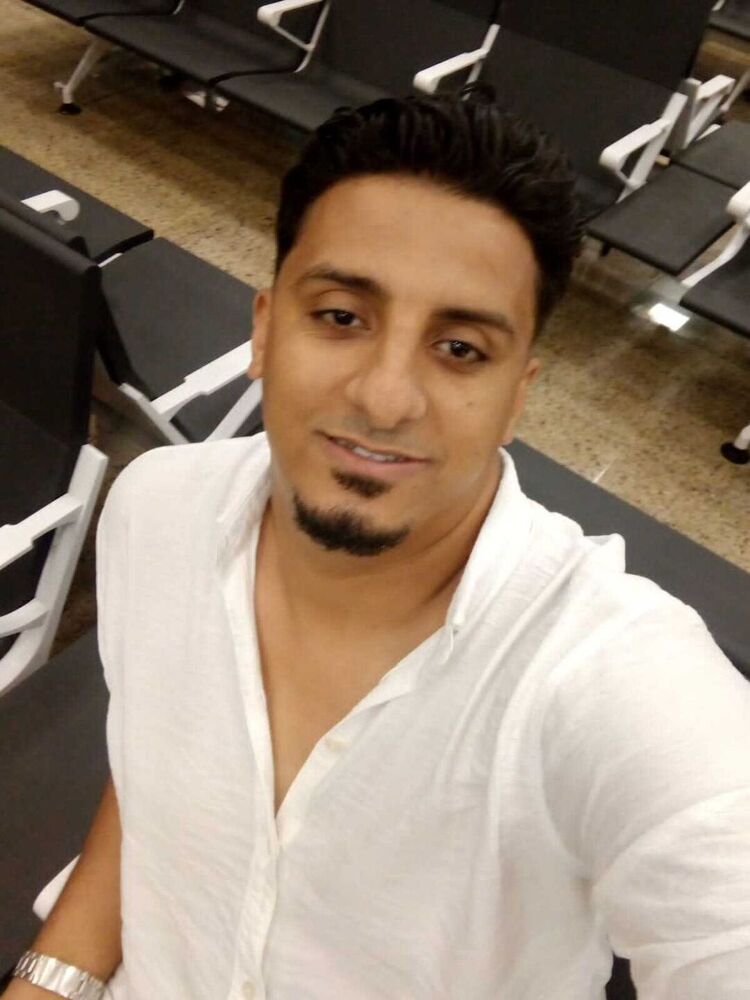  Newport Pagnell,   Fathi gmii, 32 ,   ,   