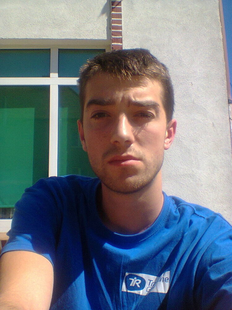  ,   Andeii, 32 ,  