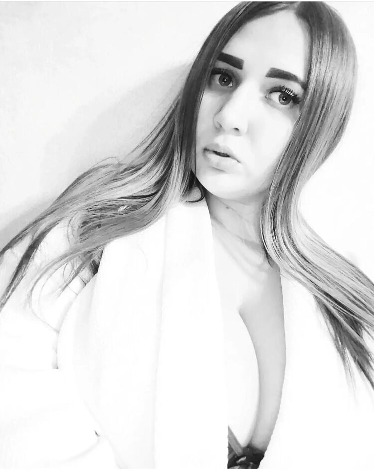  ,   Anna, 25 ,   