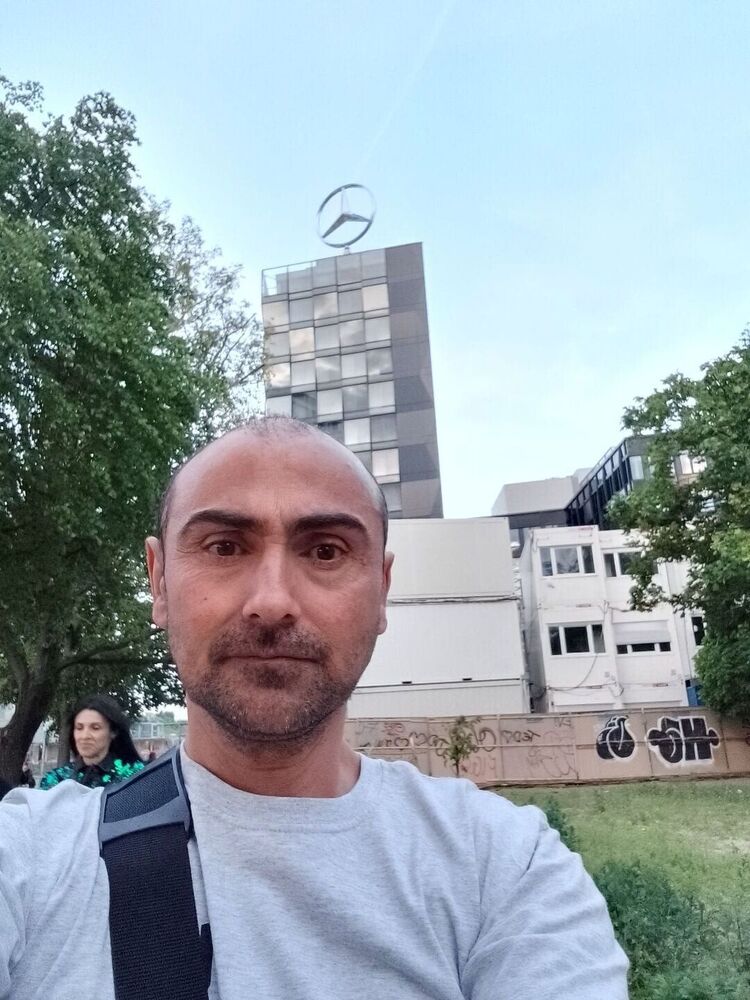  27148456  Zviad, 49 ,    