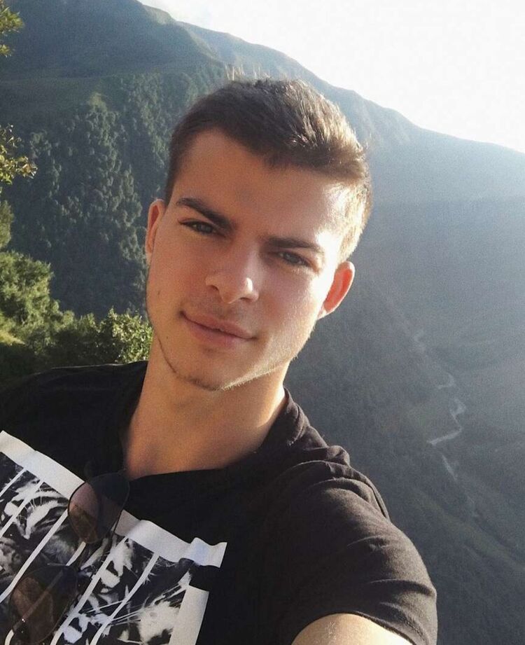  30206526  Vladislav, 26 ,    