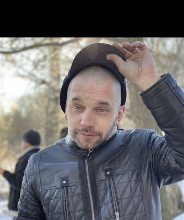  ,   Artem, 42 ,   ,   