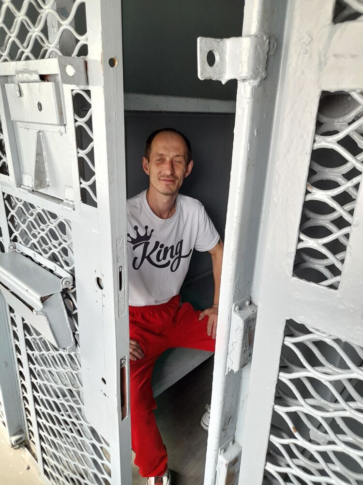  ,   Denis, 40 ,   ,   , c 