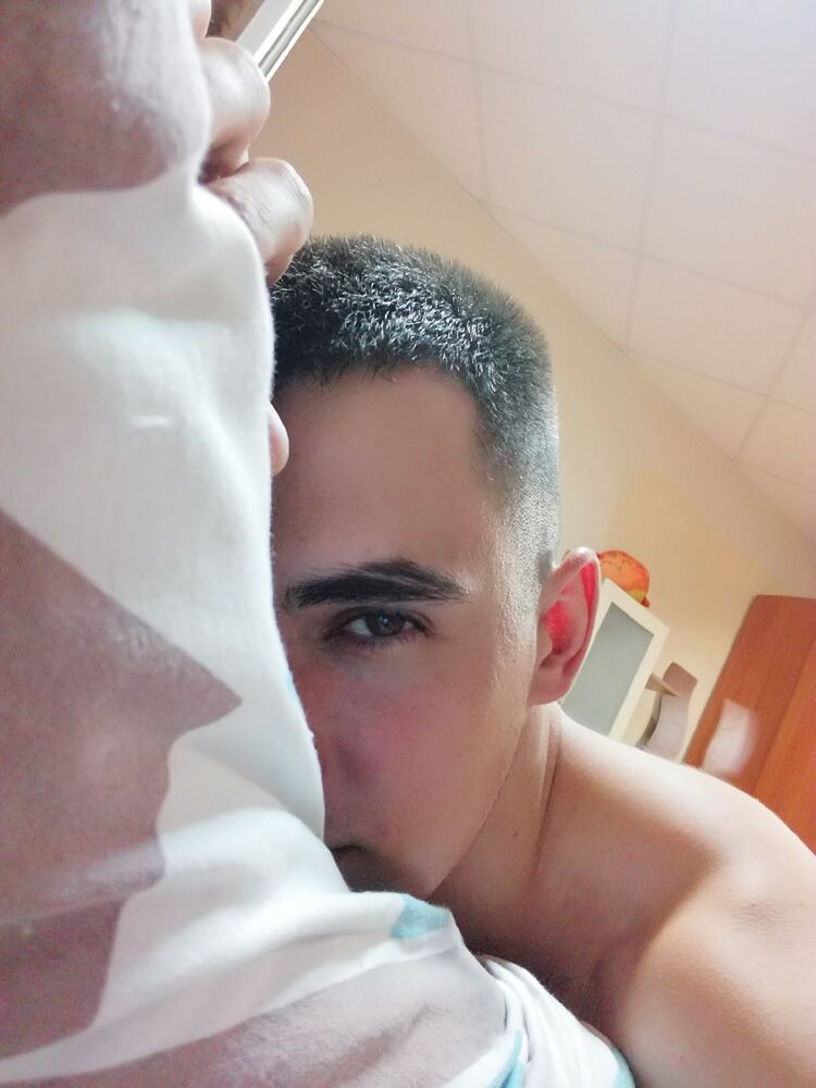  25955716  Alex, 32 ,    