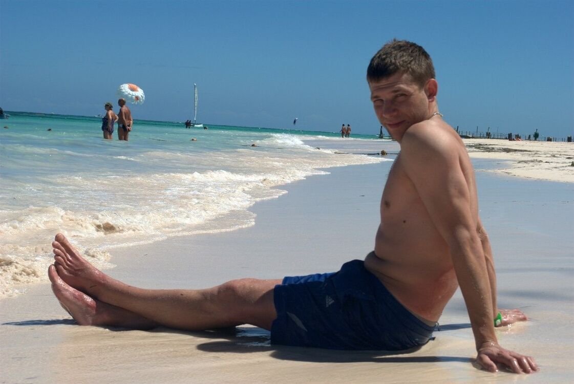  6748996  Konstantin, 38 ,    