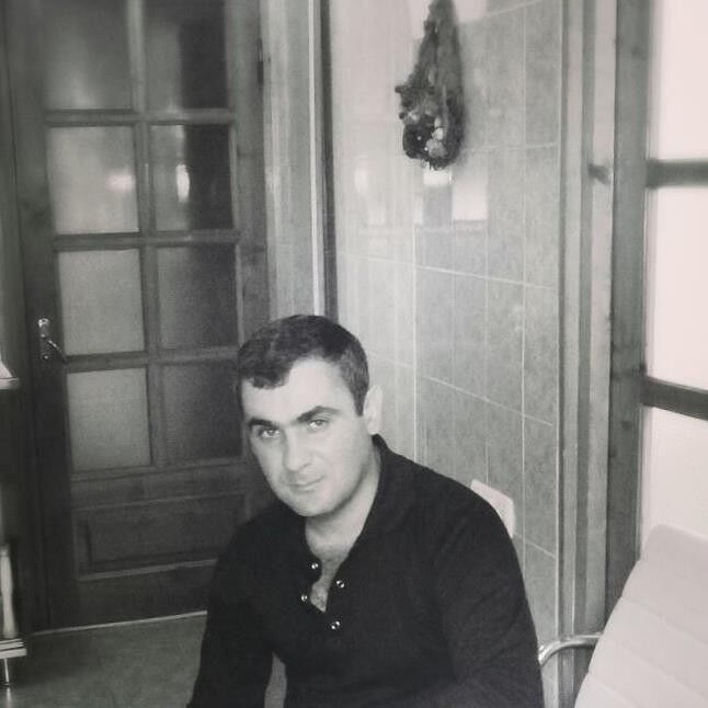  10395406  Malxaz, 48 ,    