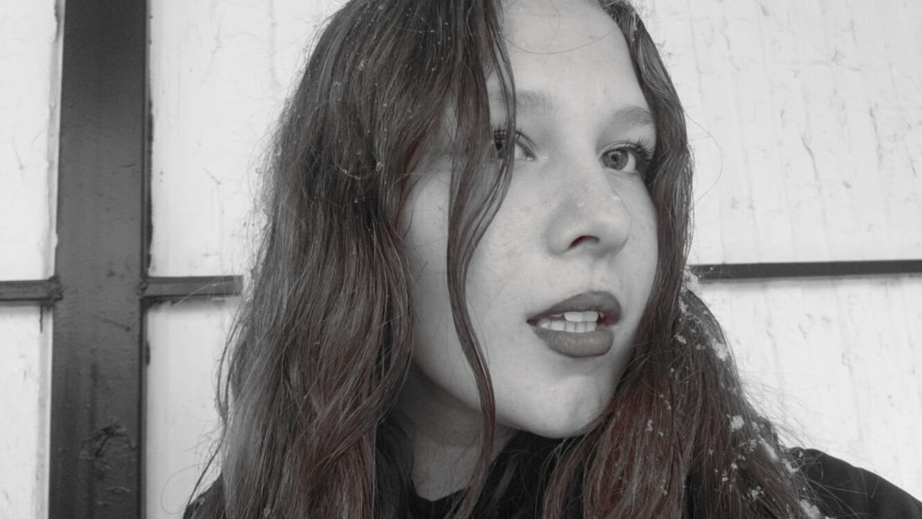  ,   Dalila, 18 ,   ,   