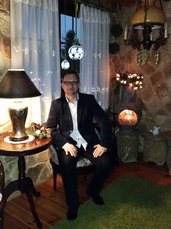  9079116  Hugo, 57 ,    