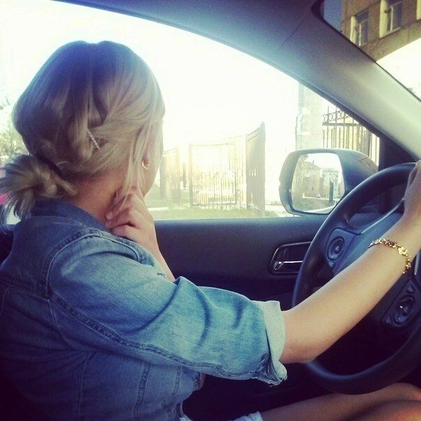 Фото на аву девушки в машине блондинки на машине