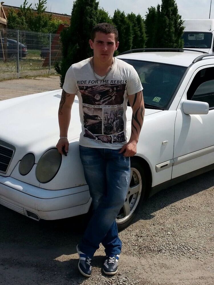 13159056  Artur, 32 ,    