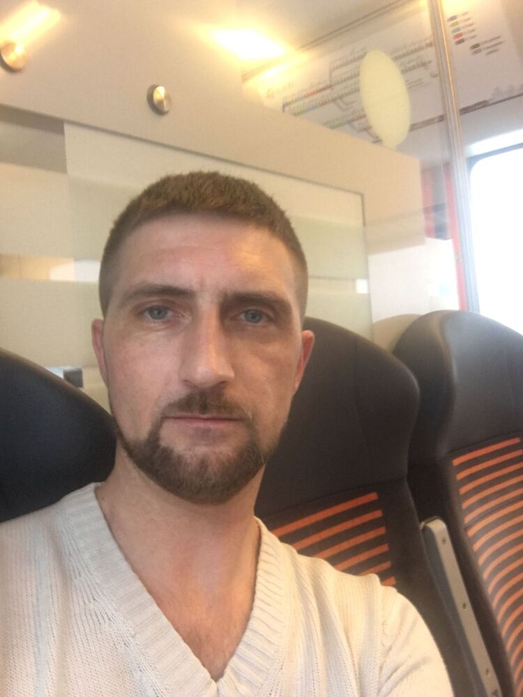  25634936  Viktor, 44 ,    