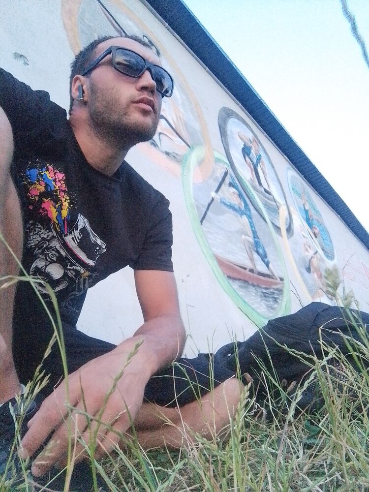  35599276  Ivan, 29 ,    