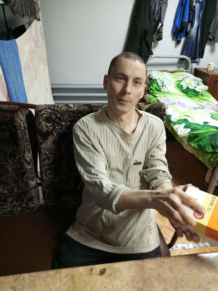  53716616  Viktor, 40 ,    