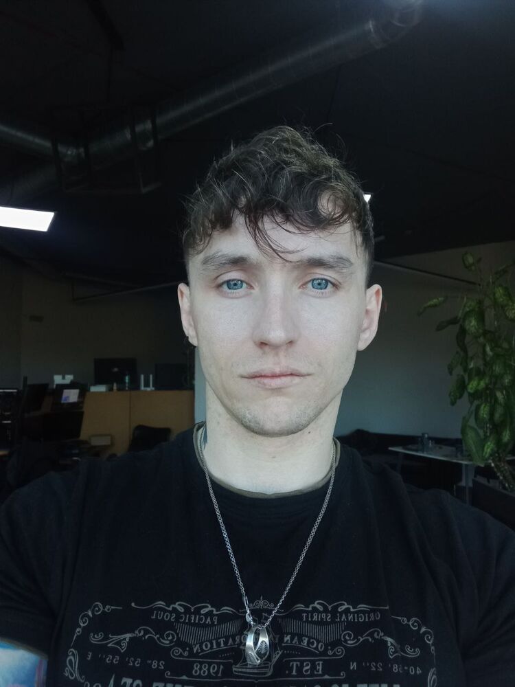  ,   Viktor, 31 ,  