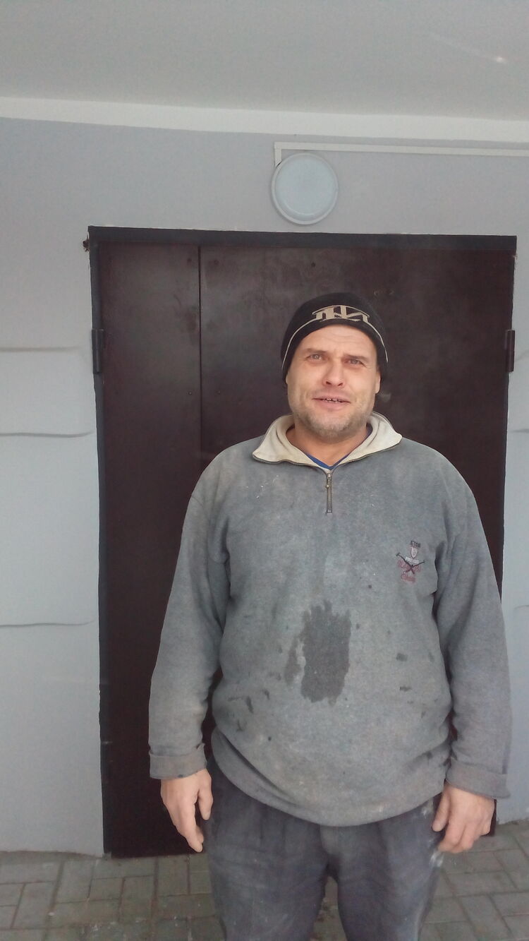  24849106  Viktor, 49 ,    