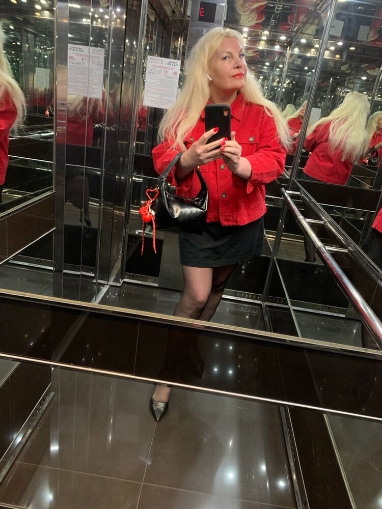  51644796  Julia, 53 ,    