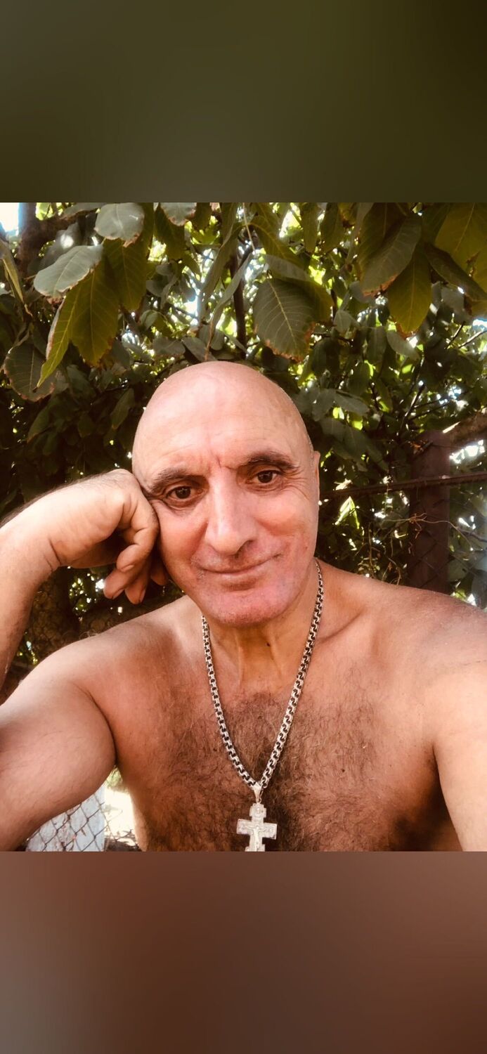  37211316  Serj, 57 ,    