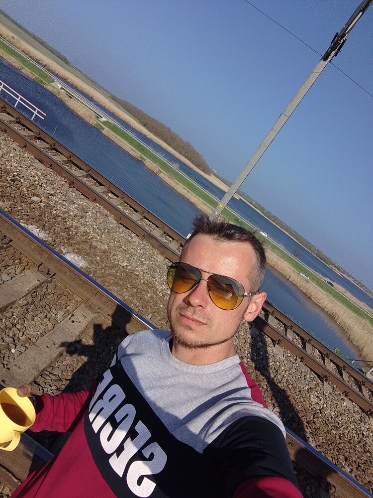  44649396  Artem, 33 ,    