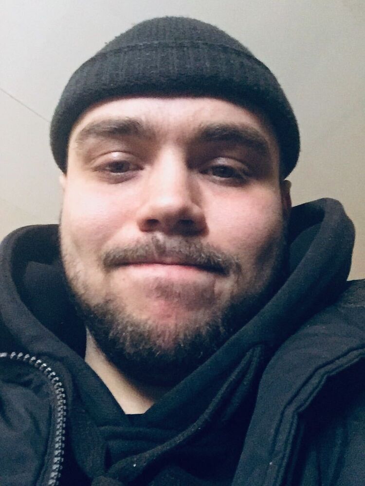  40370006  Aleksei, 29 ,    