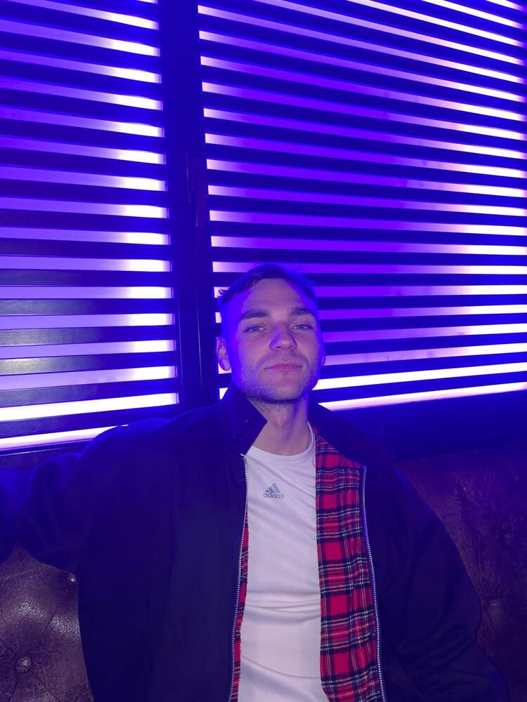  31688426  Denis, 26 ,    