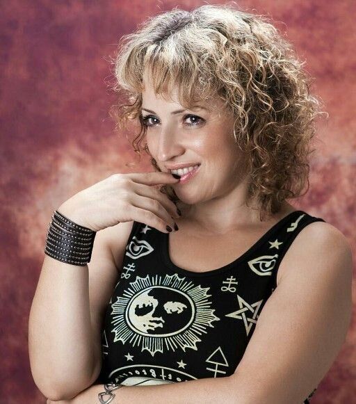 ,   Viktoria, 46 ,   , 