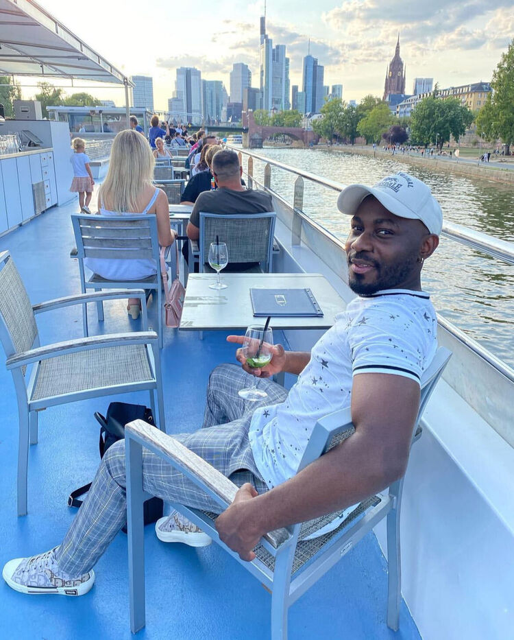  40571096  James, 32 ,    