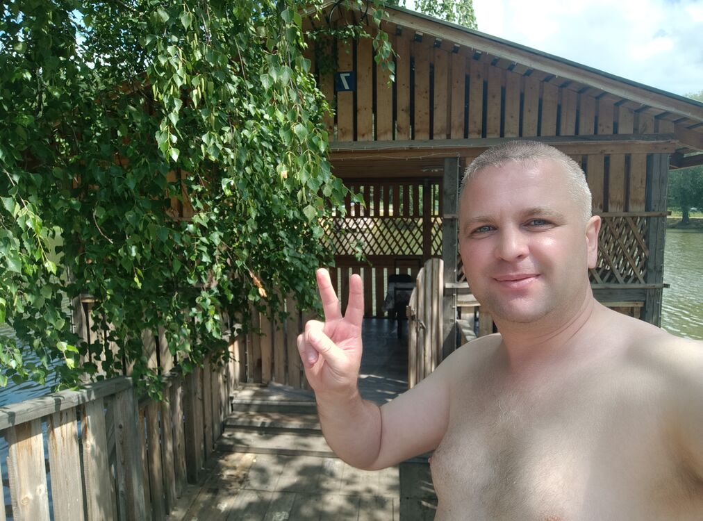  43988716  Pavel, 40 ,    