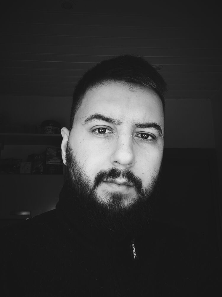  27416836  Konstantin, 36 ,    