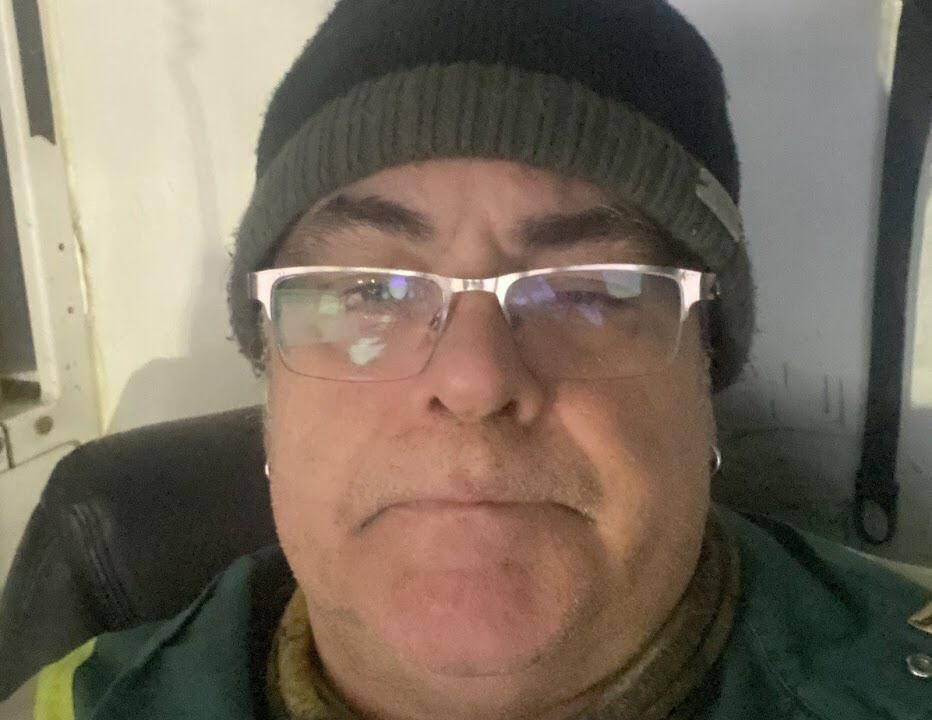  48105656  Robert, 63 ,    