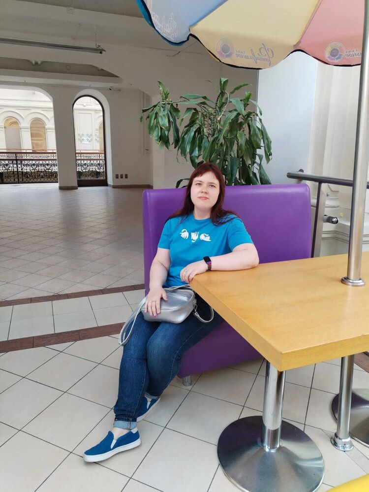  44458736  Anna, 27 ,    