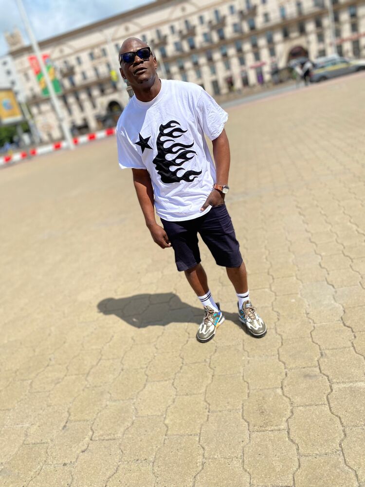  52415816  Bleck, 27 ,    