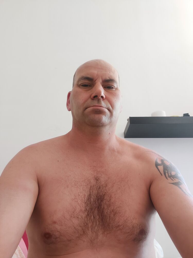  23696266  Ferenc, 51 ,    